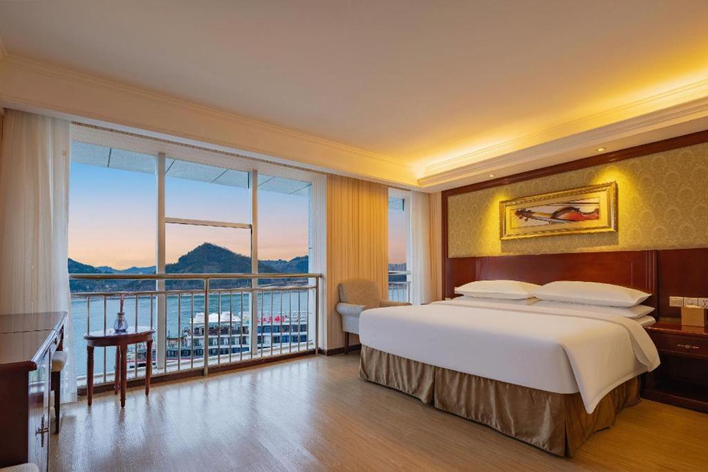 Yichang Vienna Hotel Wanda Branch Exterior photo
